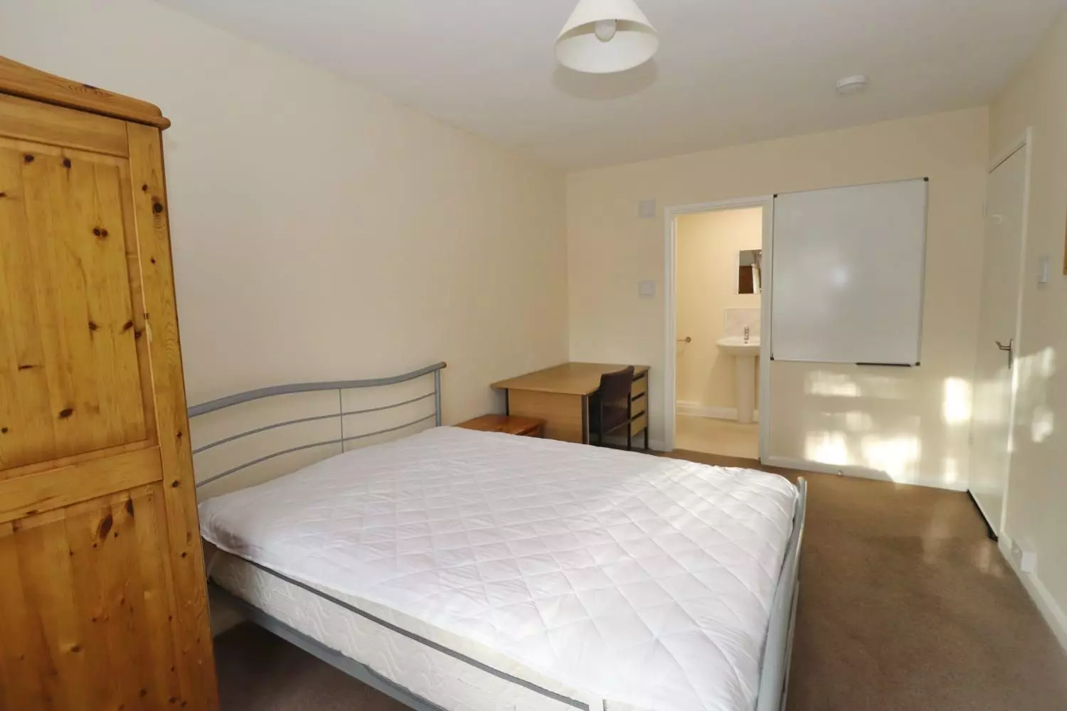 Room Woodland Way in Canterbury
