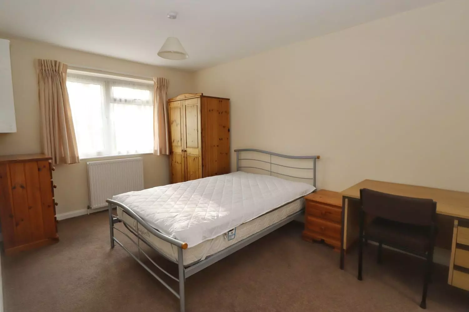 Room Woodland Way in Canterbury