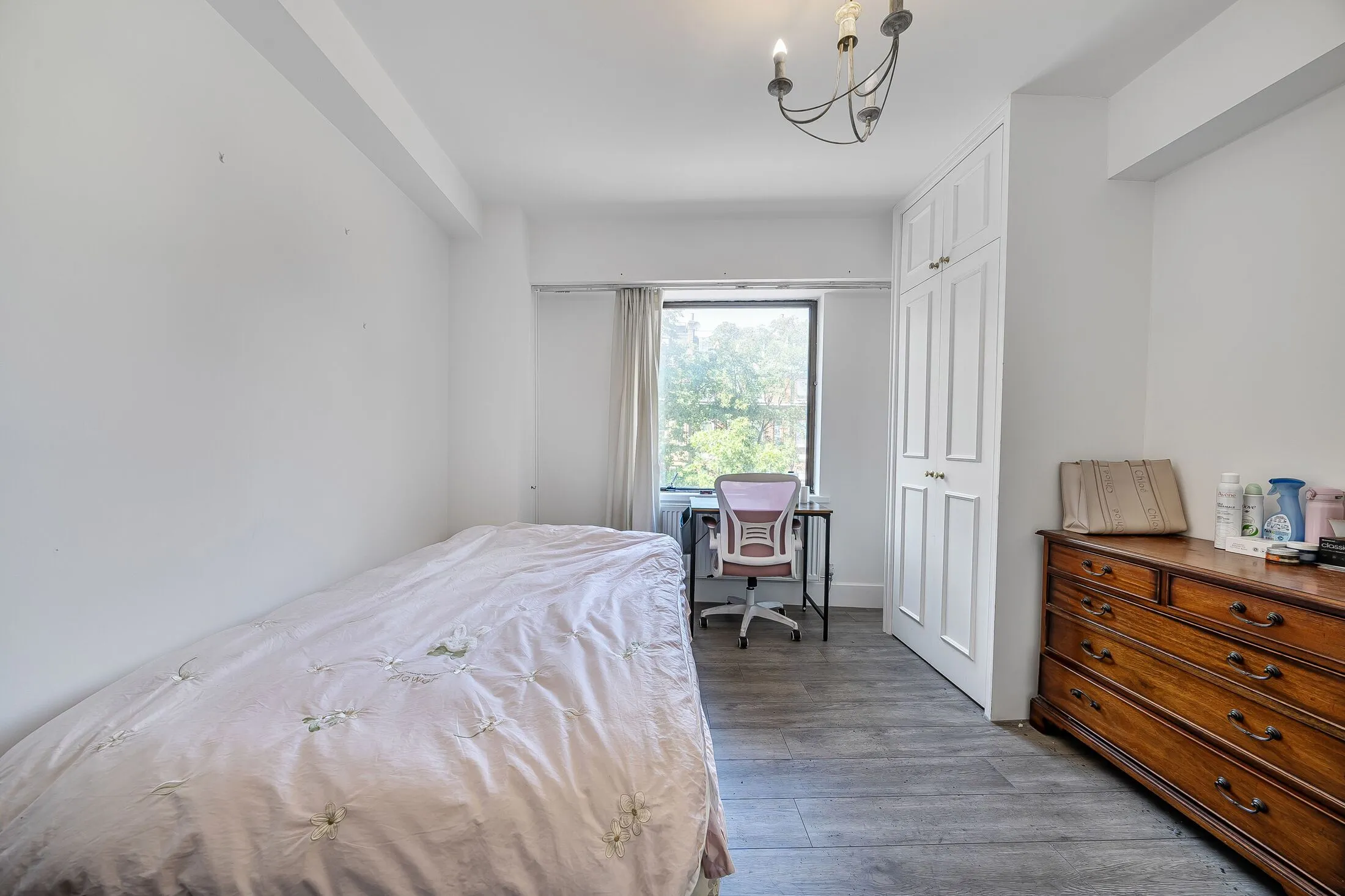 Flat Roland Way in Greater London