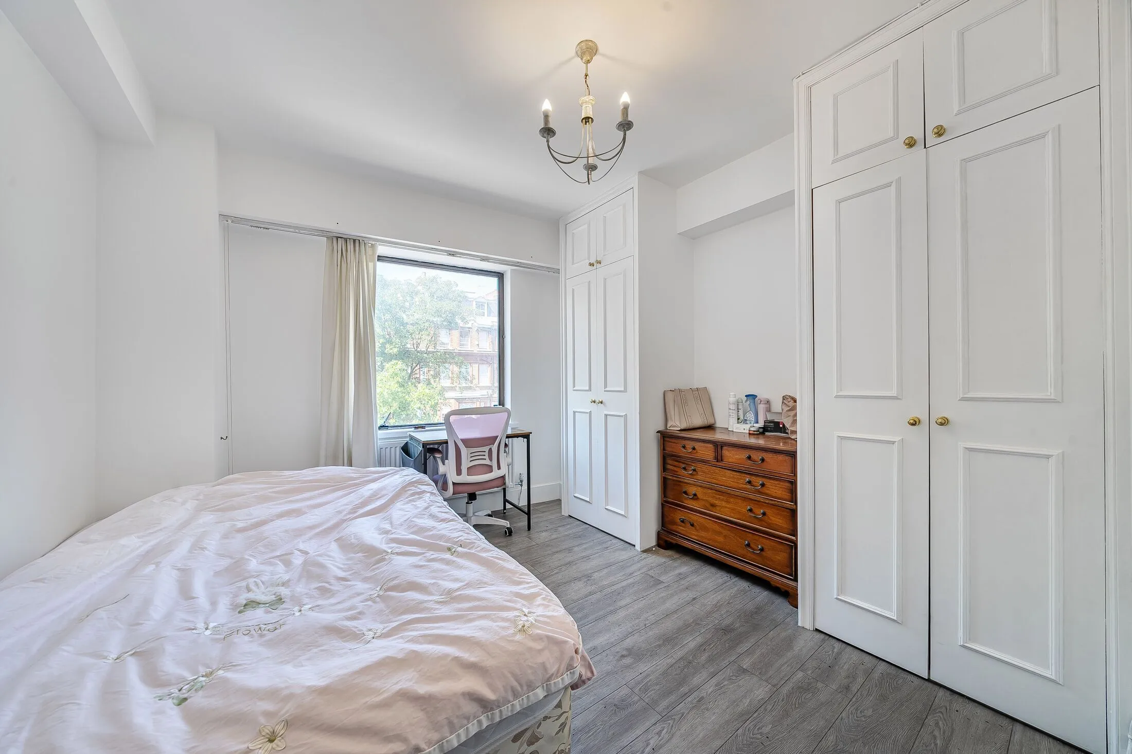 Flat Roland Way in Greater London
