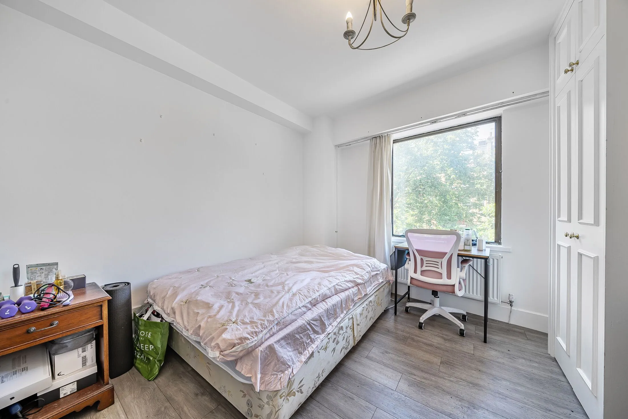 Flat Roland Way in Greater London