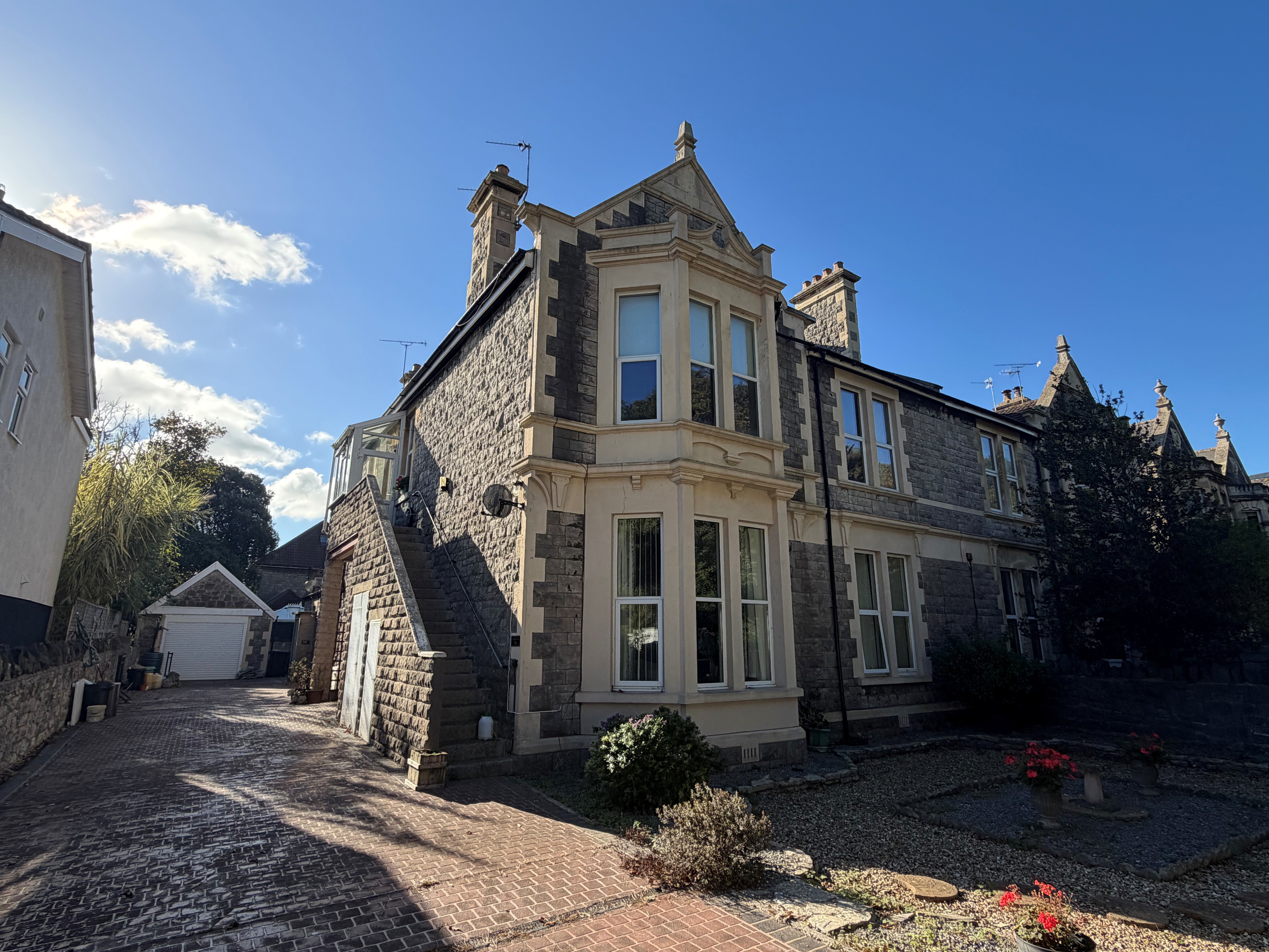 Flat Clarence Road South in Weston-super-Mare