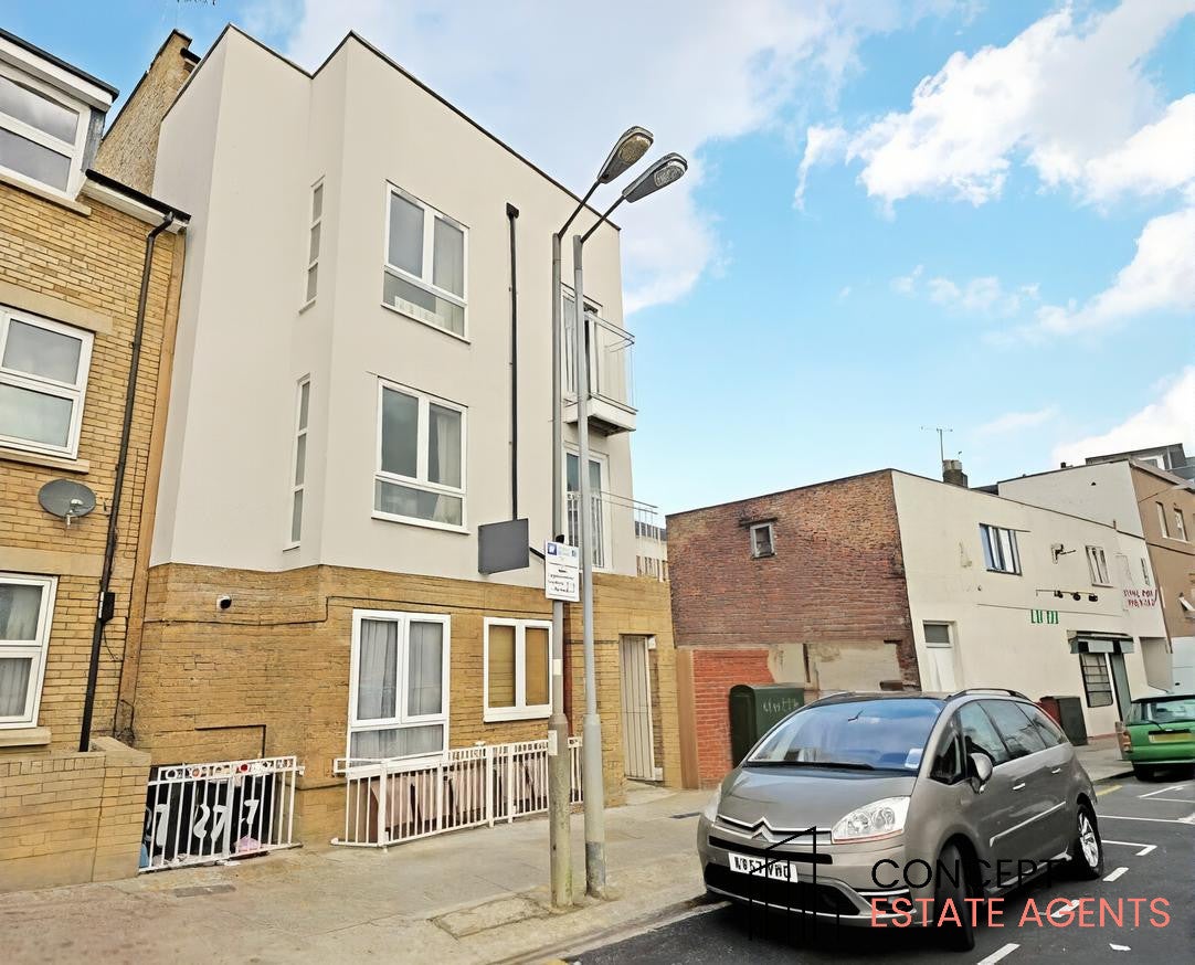 Flat Charlmont Road in Greater London