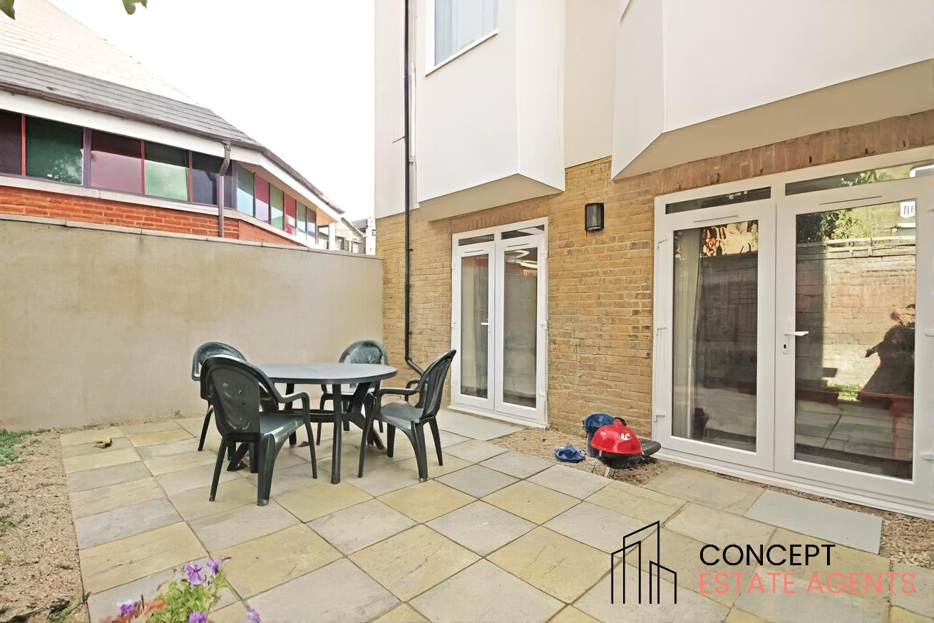 Flat Charlmont Road in Greater London