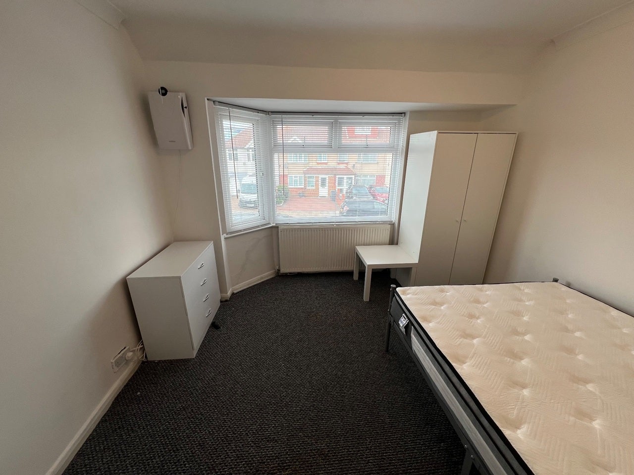 Room Waye Avenue in Greater London