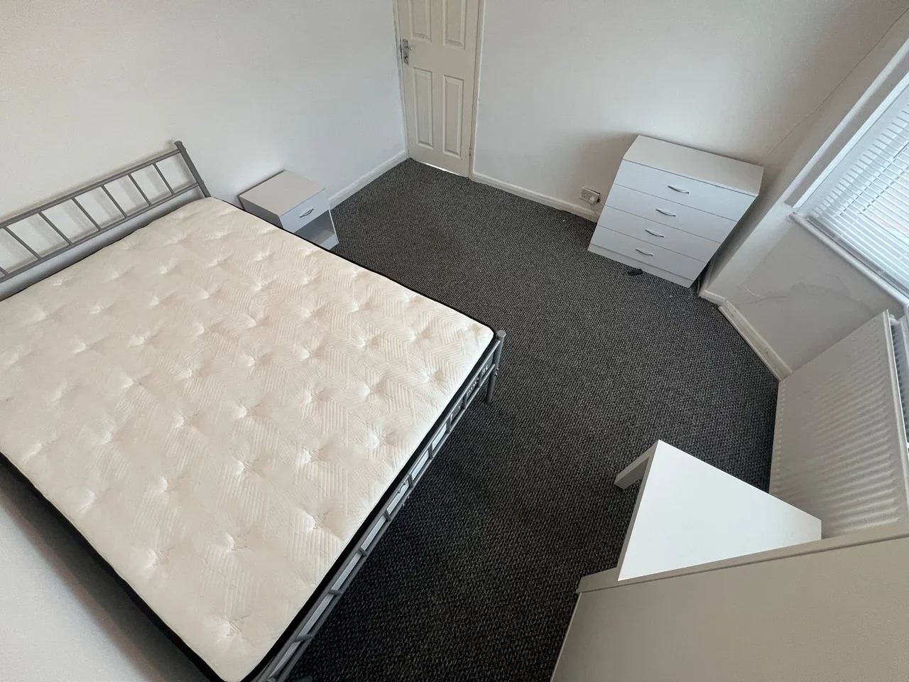 Room Waye Avenue in Greater London
