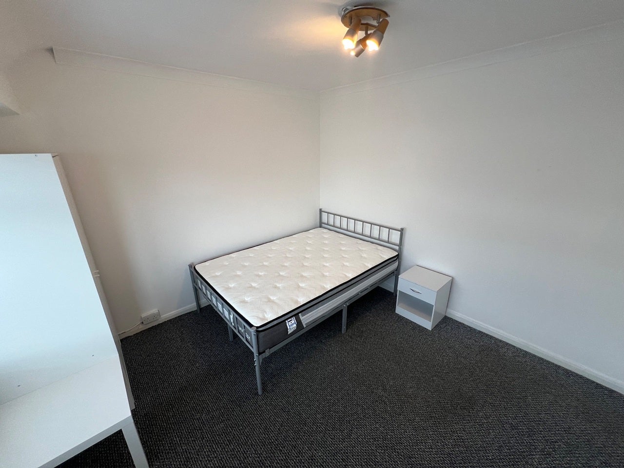 Room Waye Avenue in Greater London