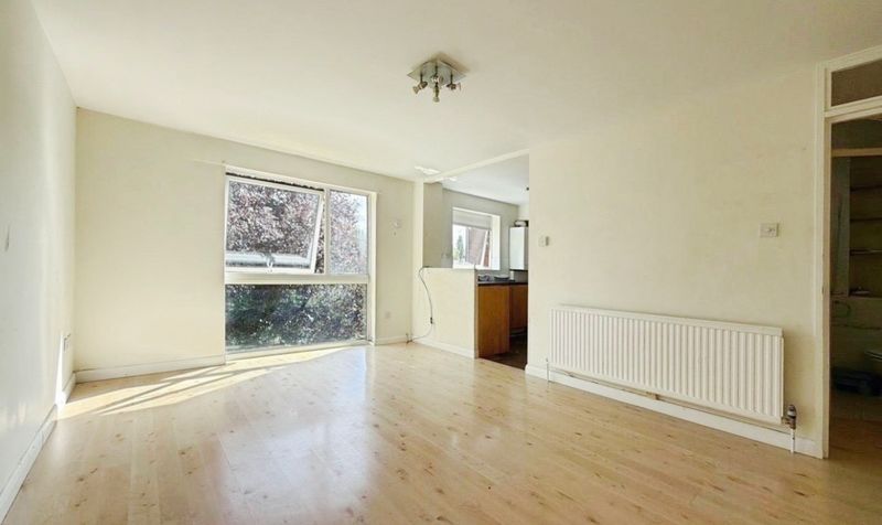 Flat Shurland Avenue in Greater London