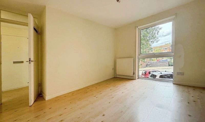 Flat Shurland Avenue in Greater London
