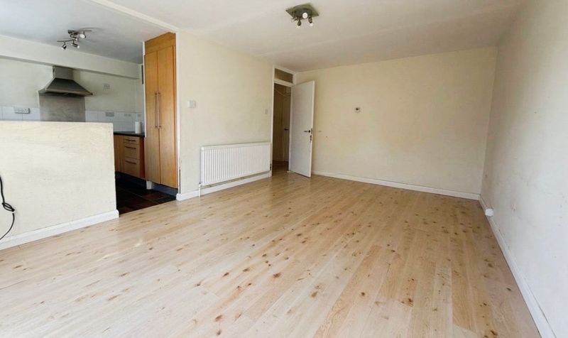 Flat Shurland Avenue in Greater London