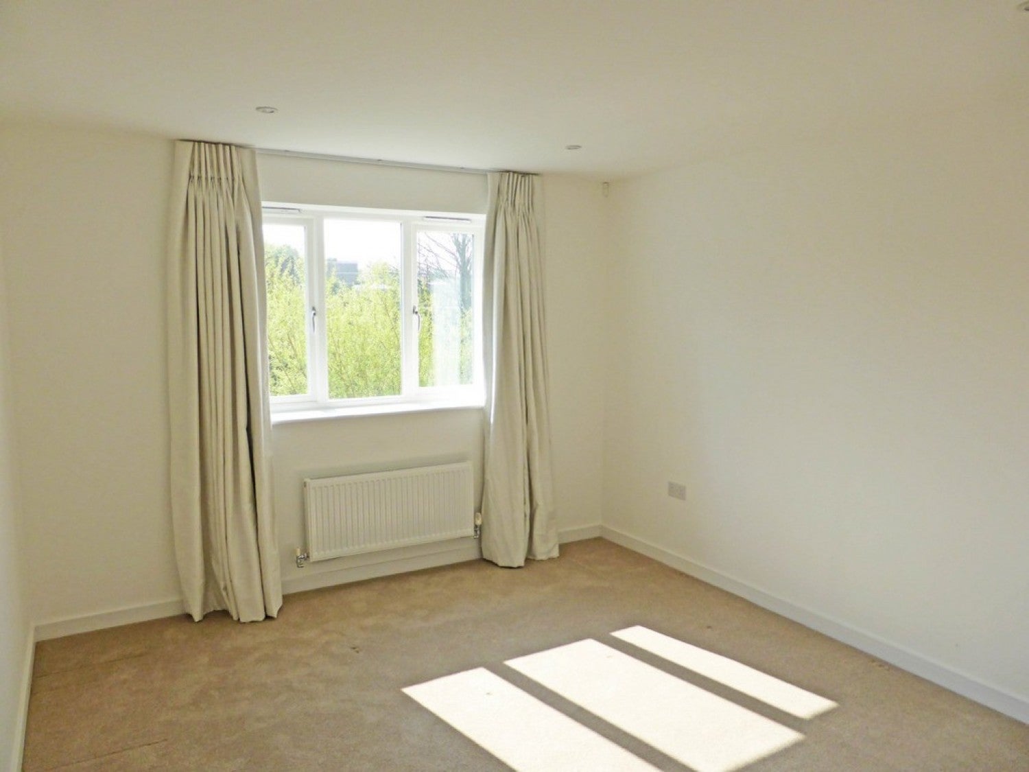 Flat Kingsclere Road in Basingstoke and Deane