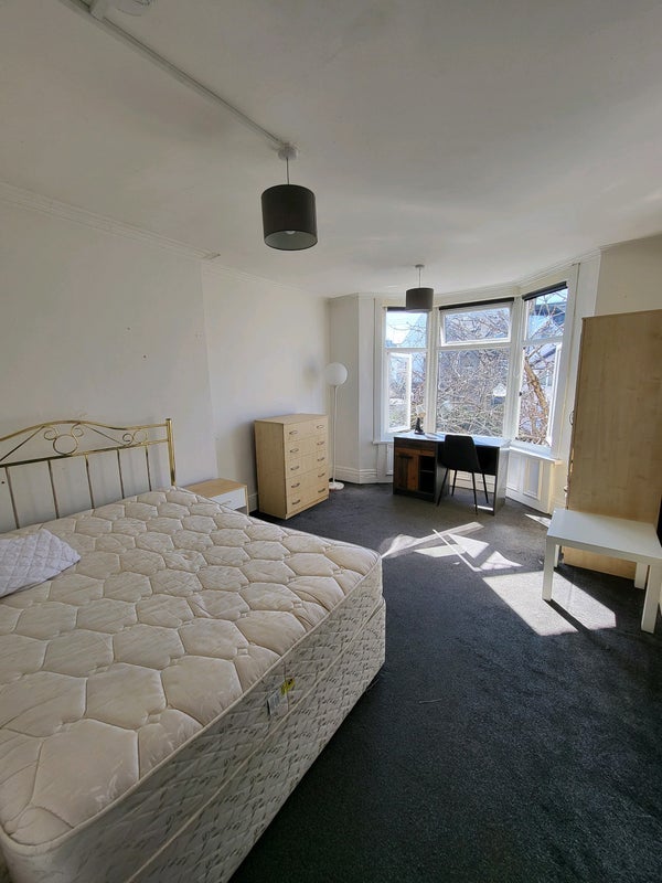Room Connaught Road in Cardiff