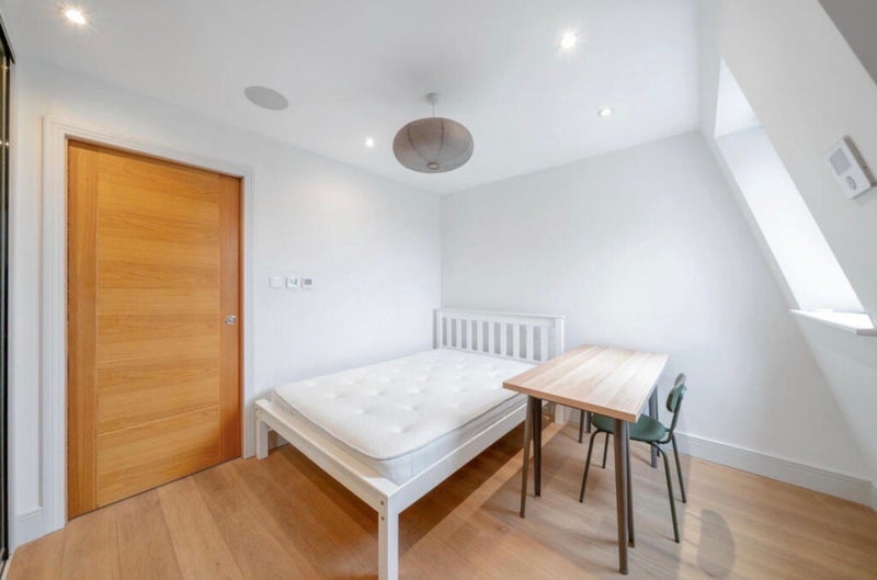 Room Wandsworth Bridge Road in Greater London
