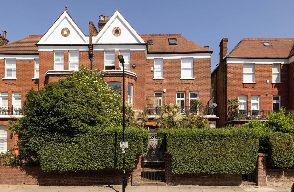 Flat Canfield Gardens in Greater London