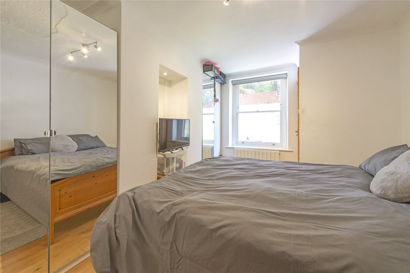 Flat Greencroft Gardens in Greater London