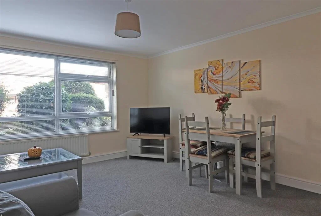 Room Station Road in Reigate and Banstead