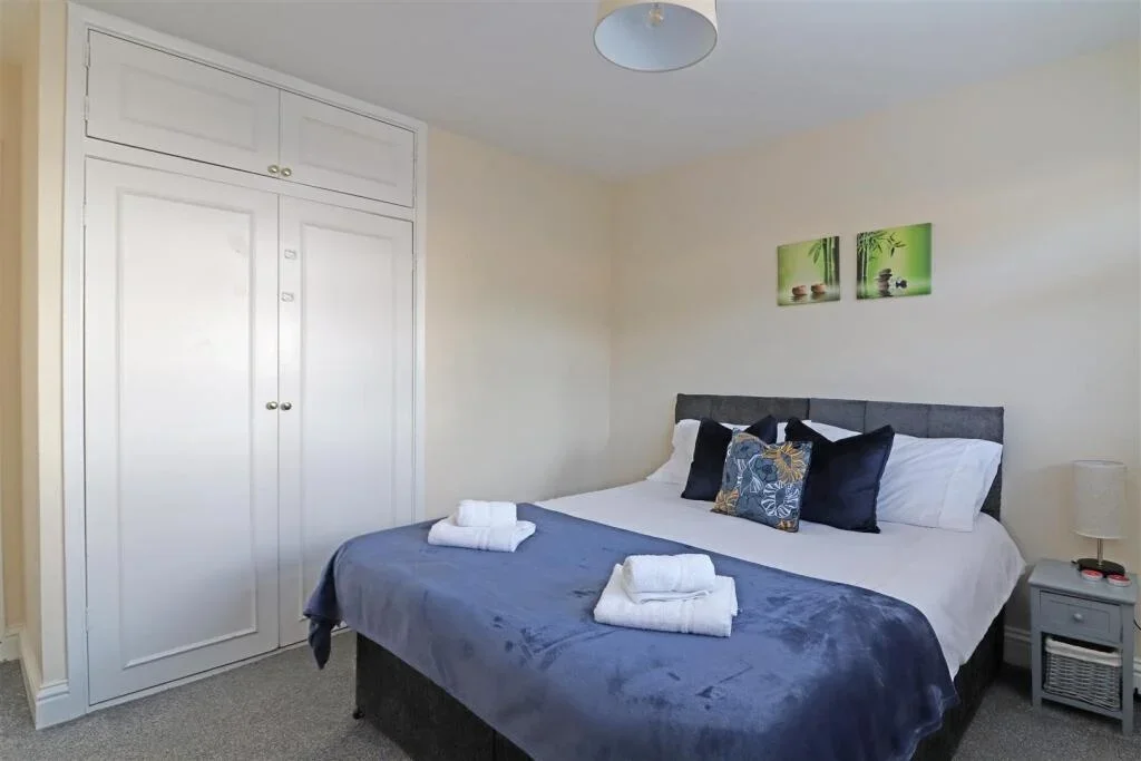 Room Station Road in Reigate and Banstead