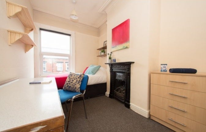 Room Cross Chestnut Grove in Leeds