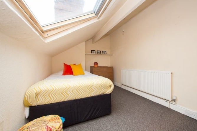 Room Cross Chestnut Grove in Leeds