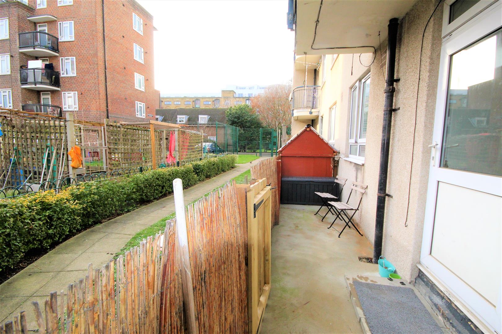 Flat Ellen Street in Greater London