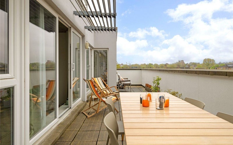 Room Point Pleasant in Greater London