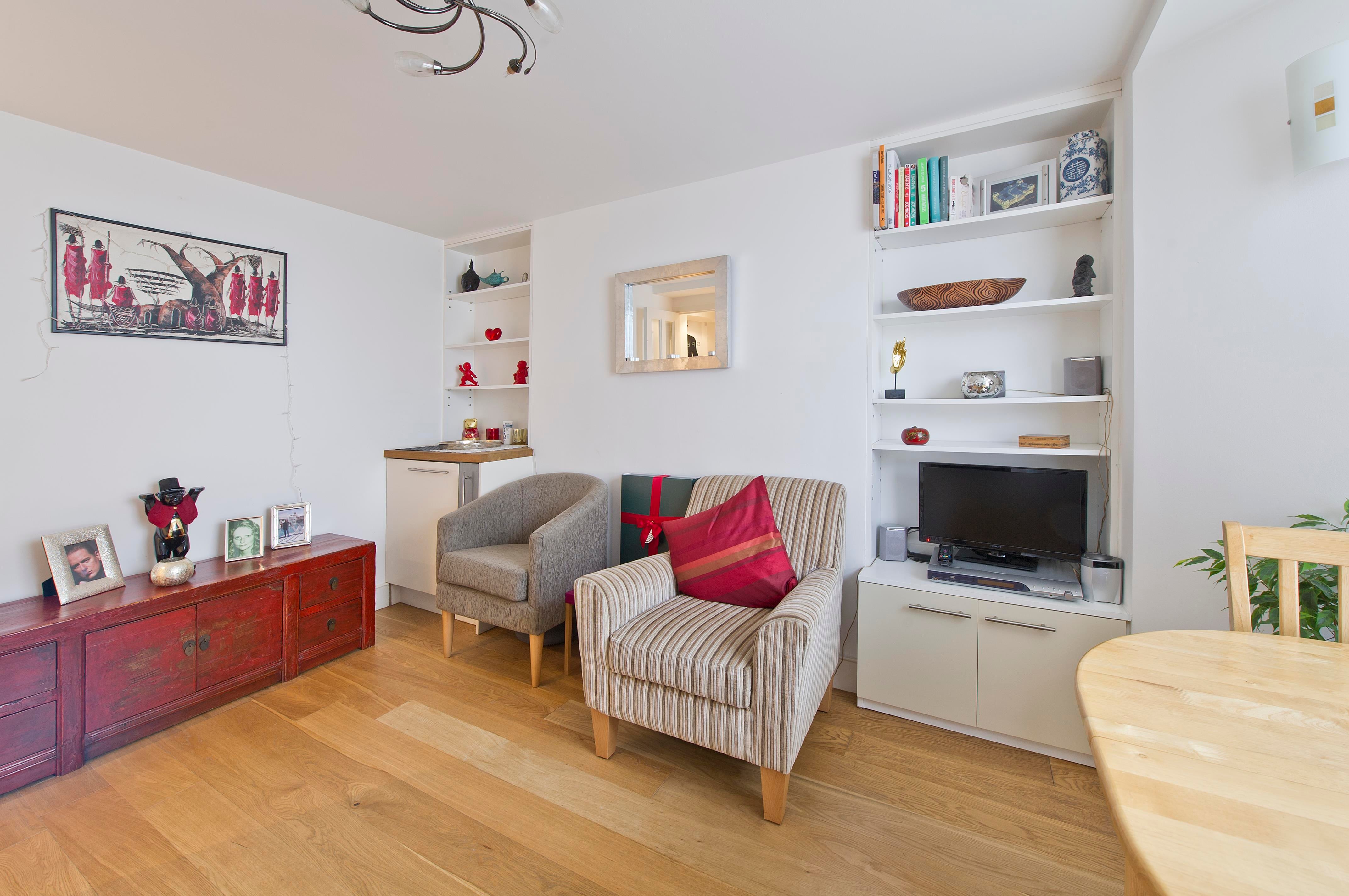 Flat Irving Road in Greater London
