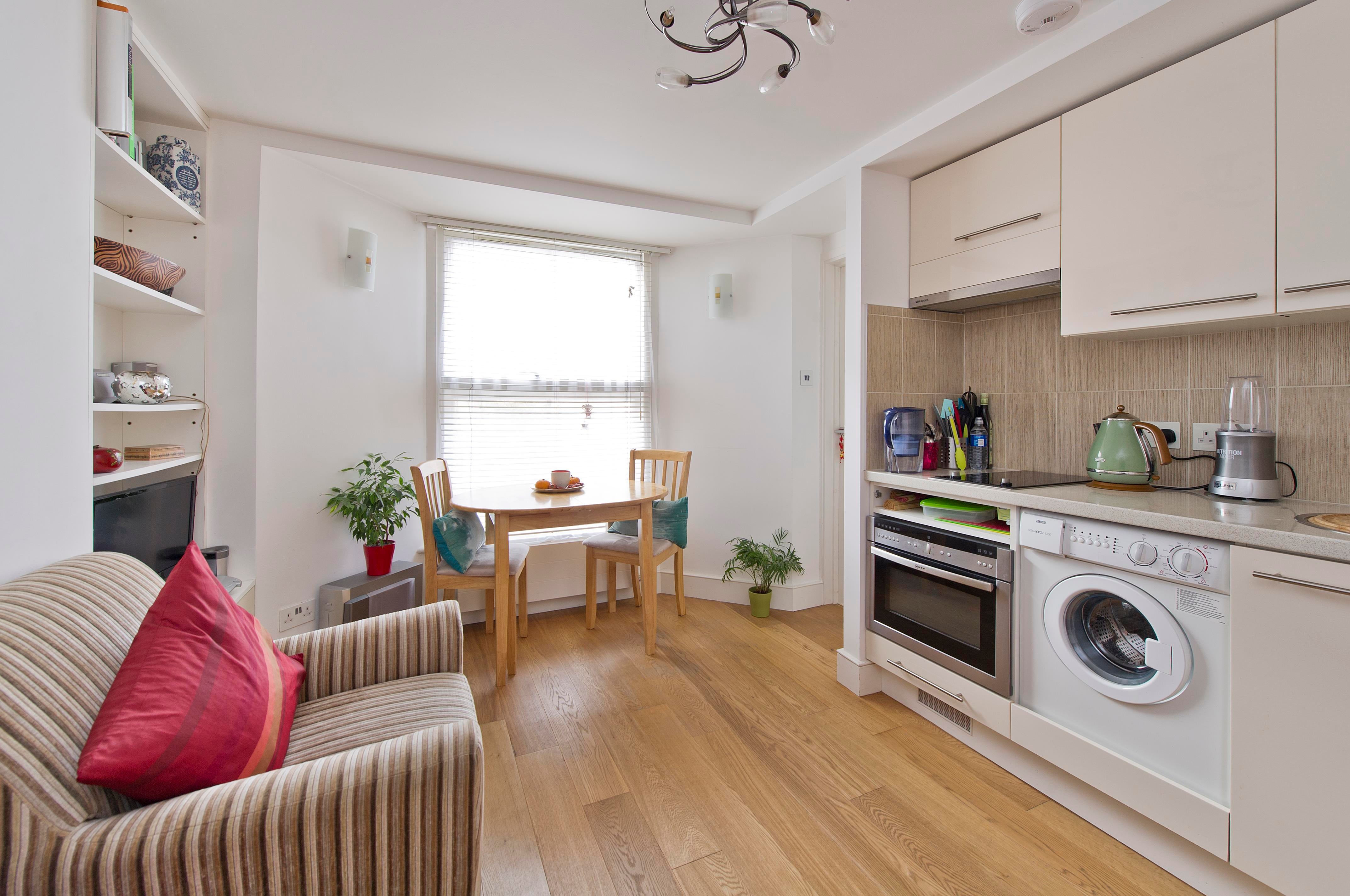 Flat Irving Road in Greater London