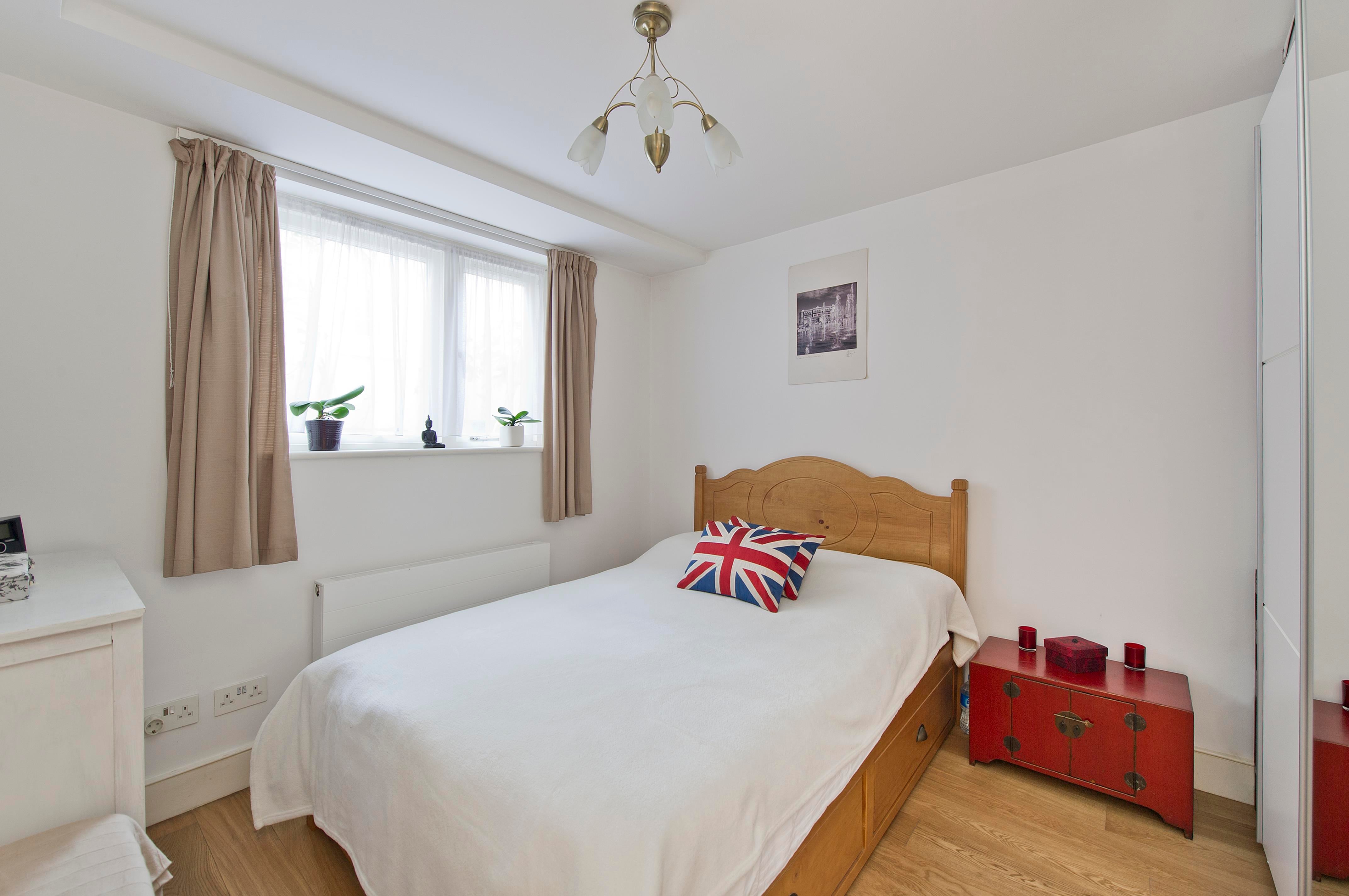 Flat Irving Road in Greater London
