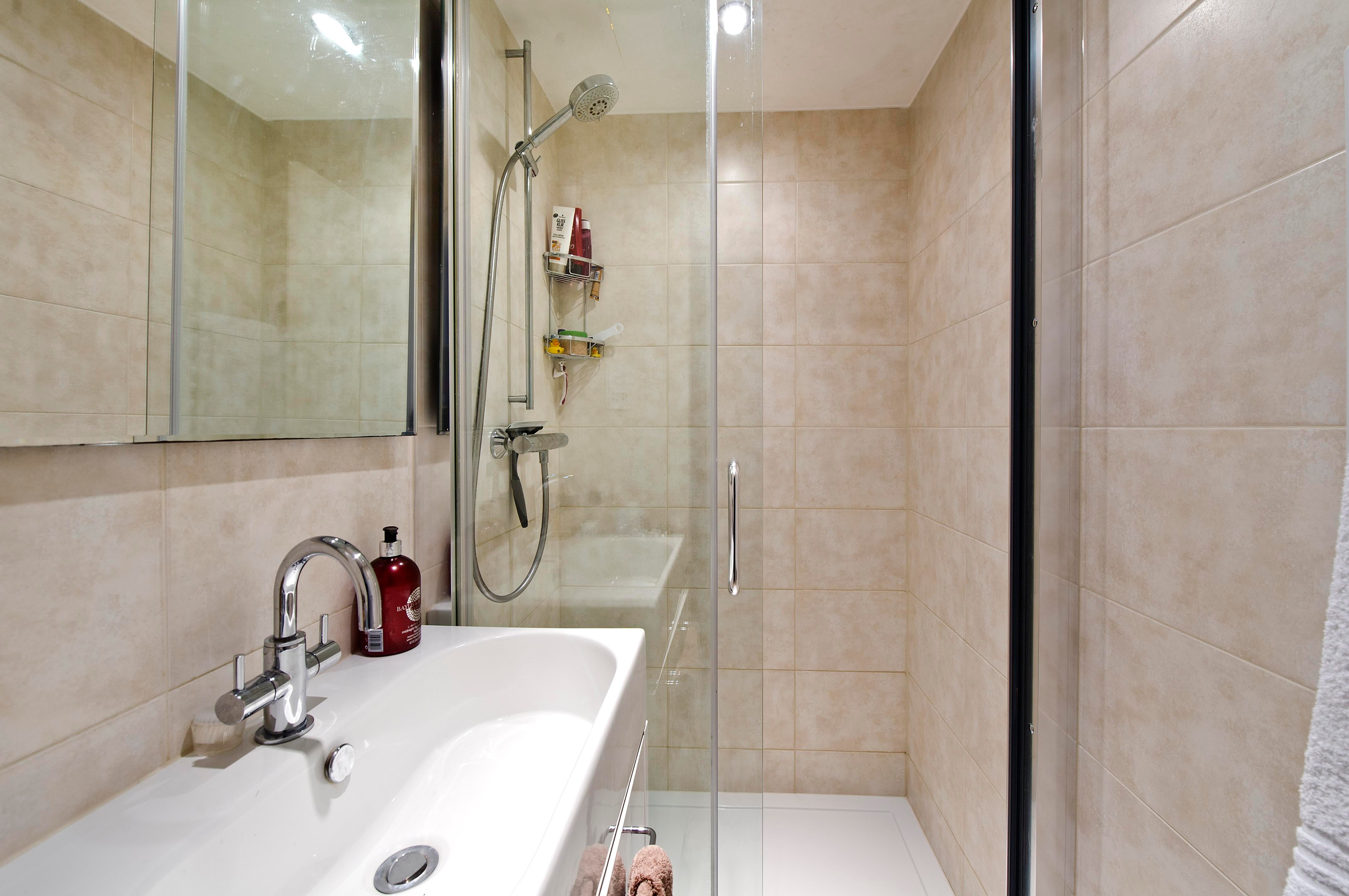 Flat Irving Road in Greater London