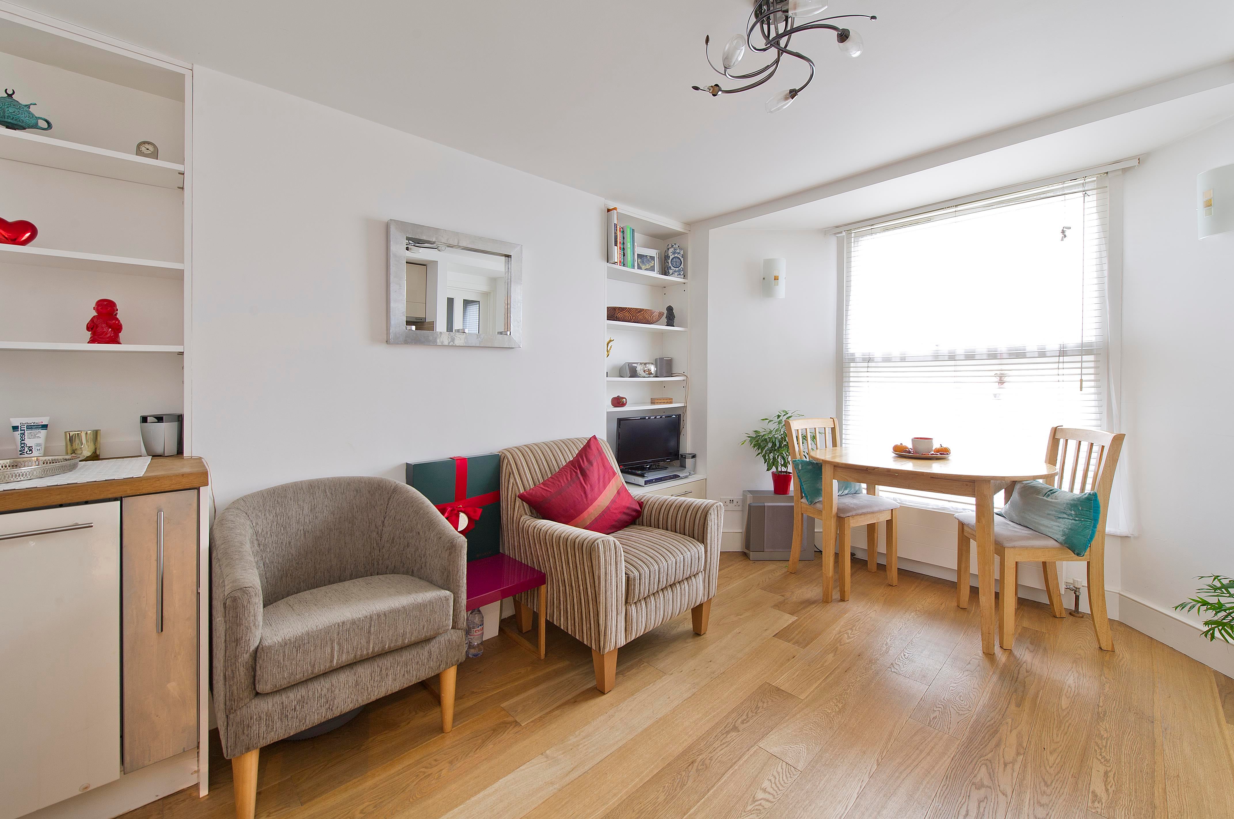 Flat Irving Road in Greater London