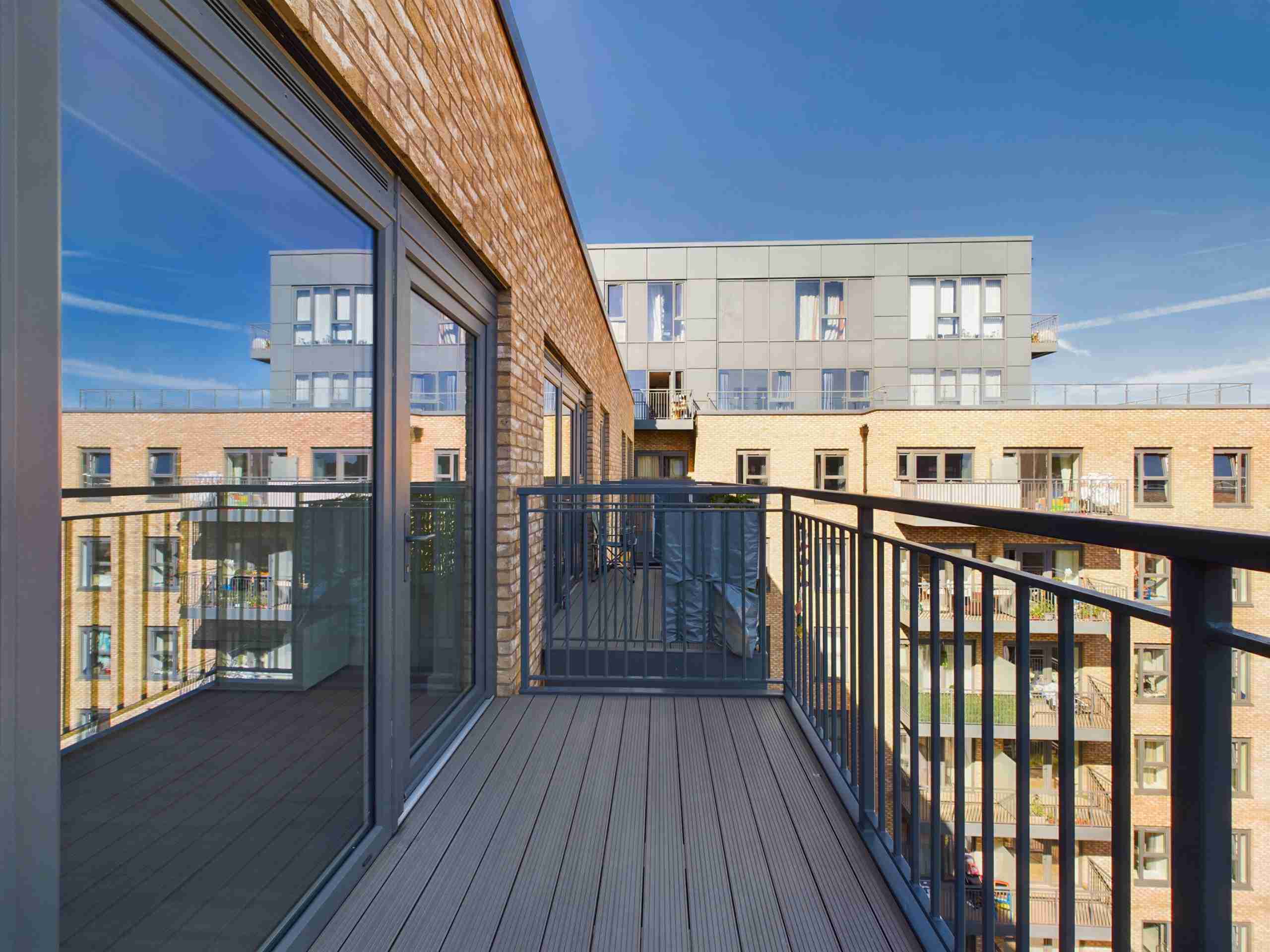Flat Commander Avenue in Greater London