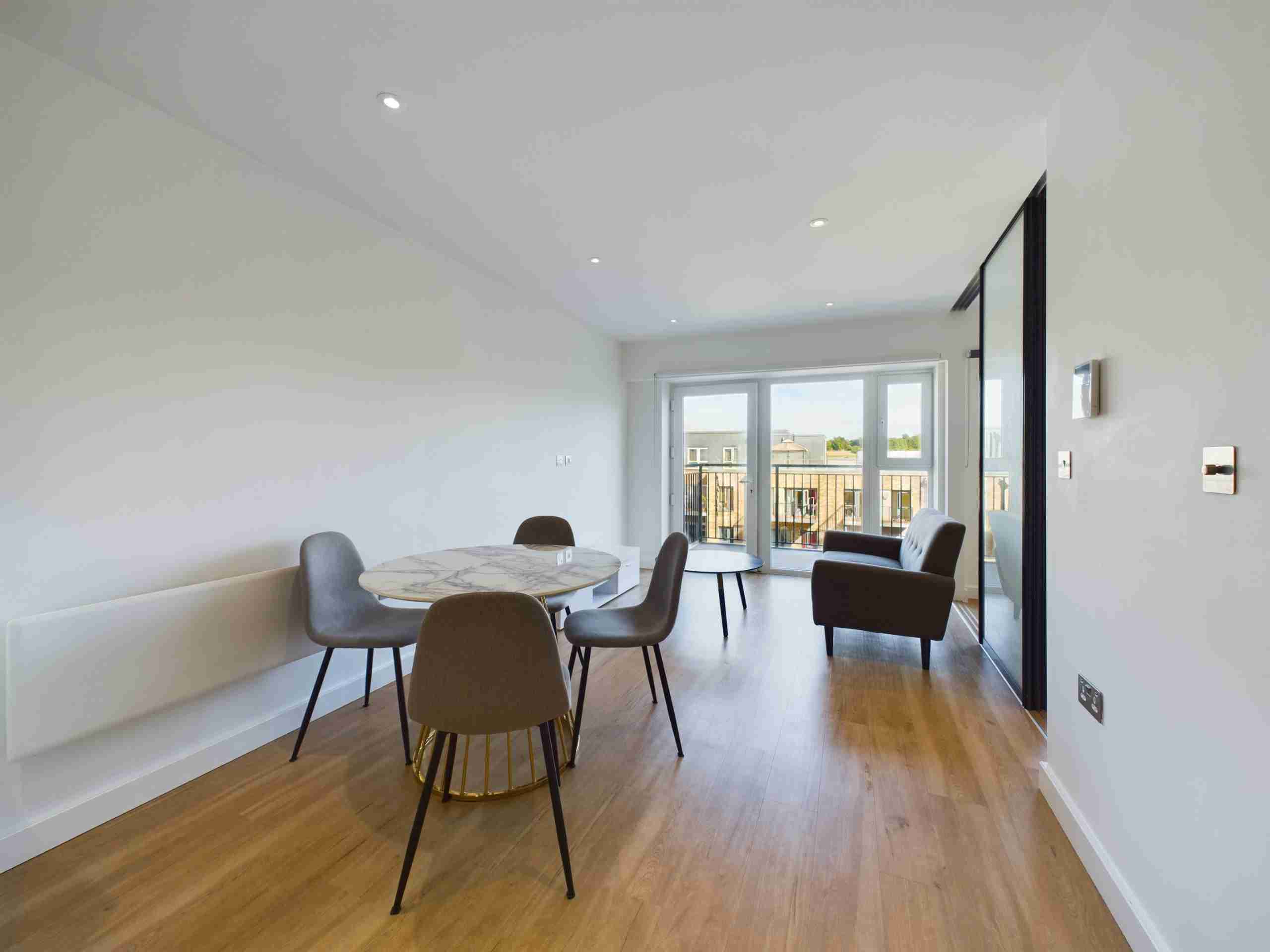 Flat Commander Avenue in Greater London