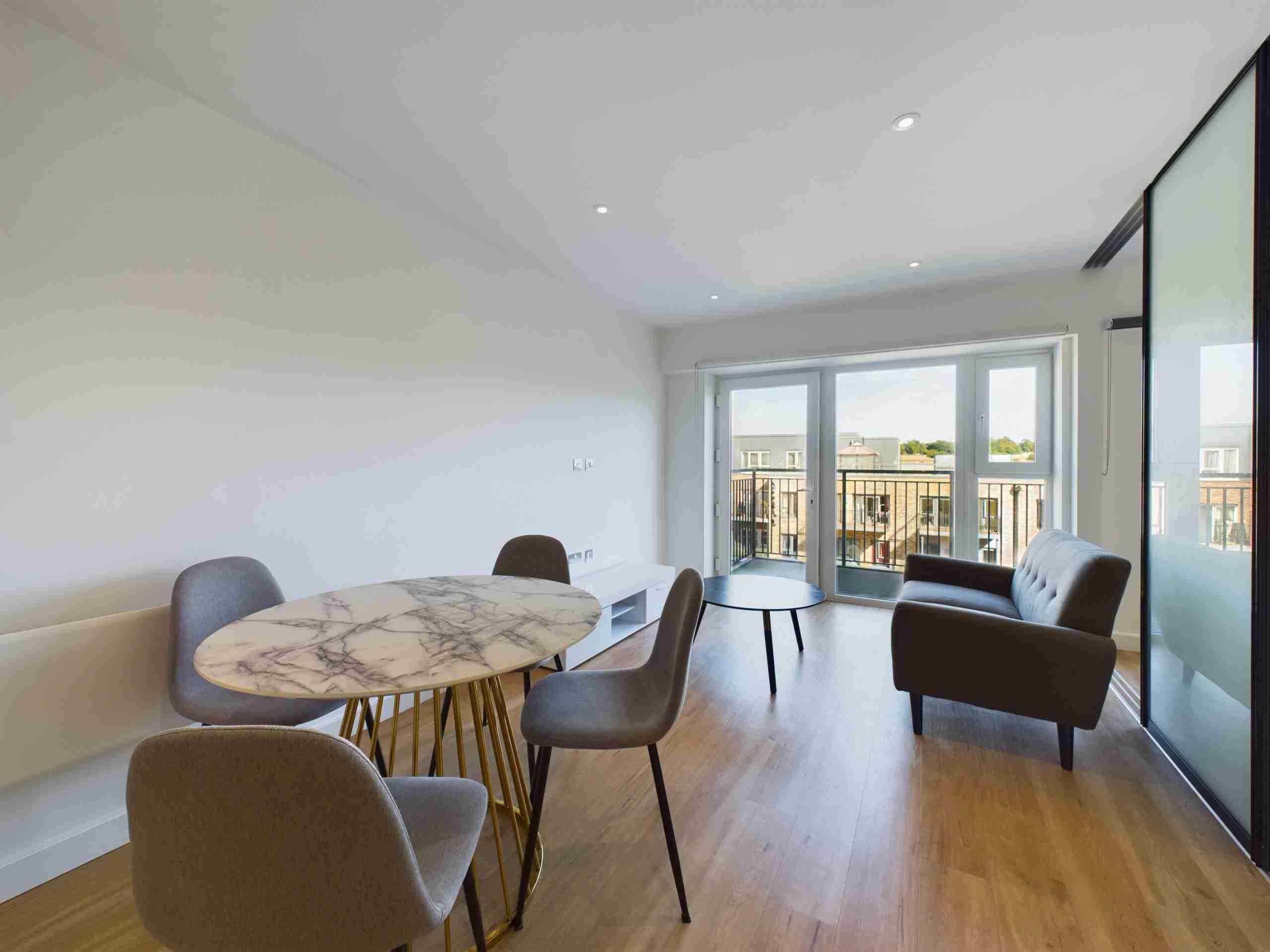 Flat Commander Avenue in Greater London