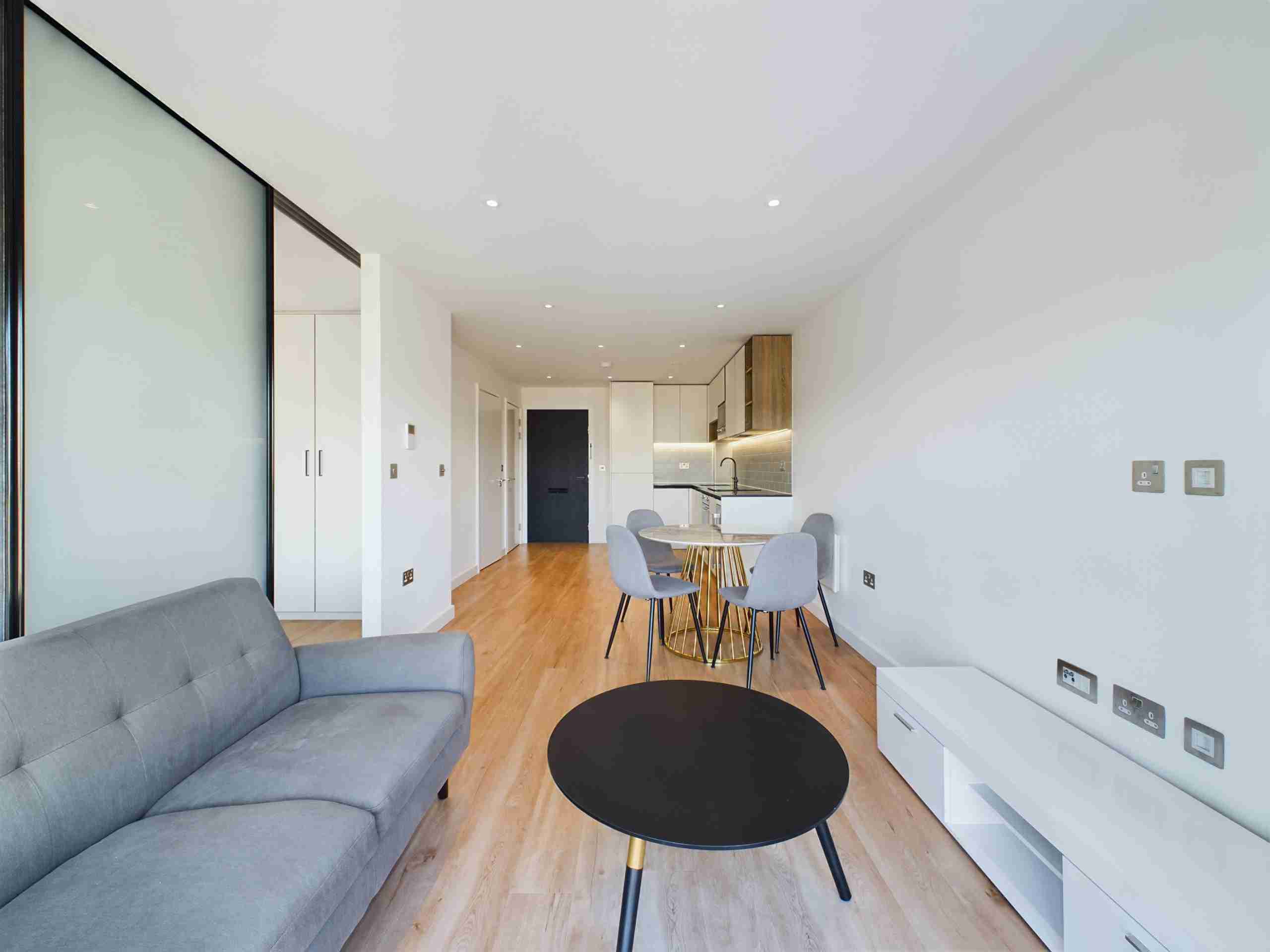 Flat Commander Avenue in Greater London