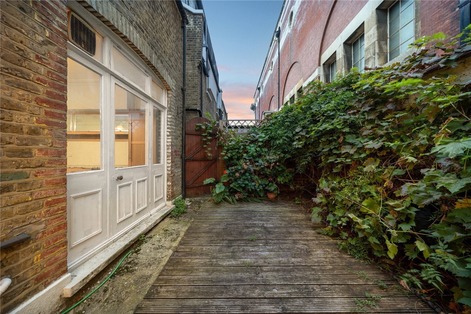 House Chiswick High Road in Greater London