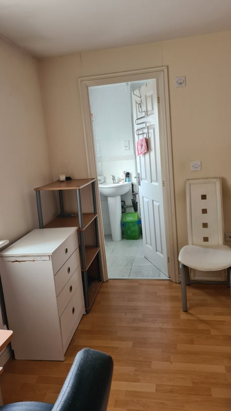 Room Cherry Avenue in Manchester