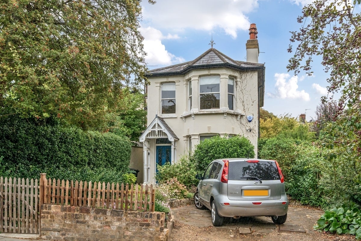 House Eastern Road in Greater London