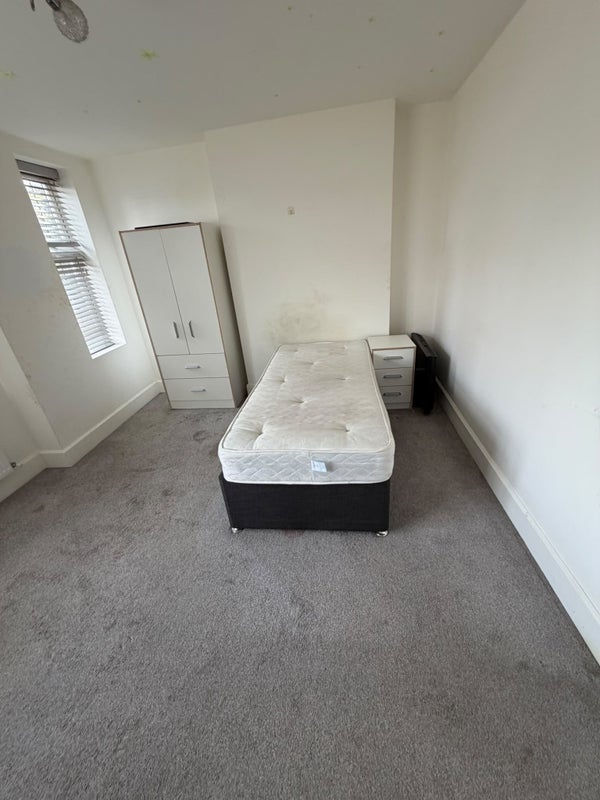 Room High Road in Basildon