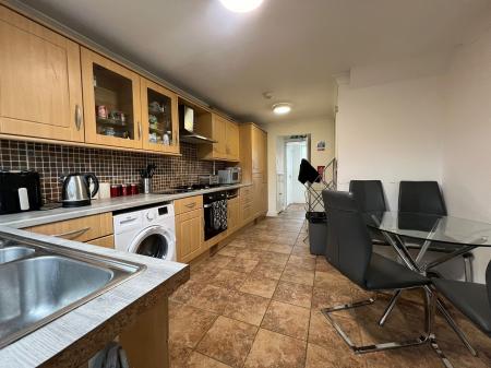 Room Taunton Avenue in Corby