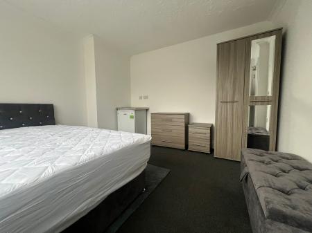 Room Taunton Avenue in Corby