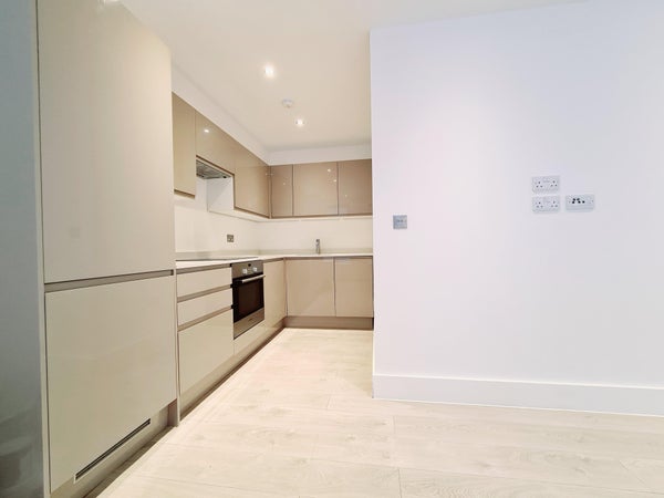 Flat Clarendon Road in Watford