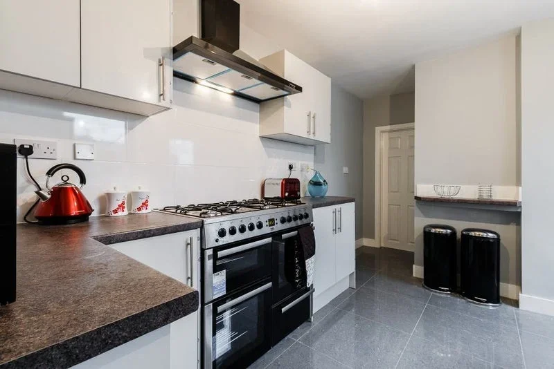 Room Henry Road in Slough