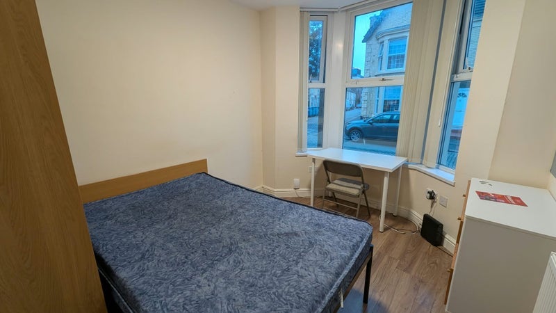 Room Albany Road in Liverpool