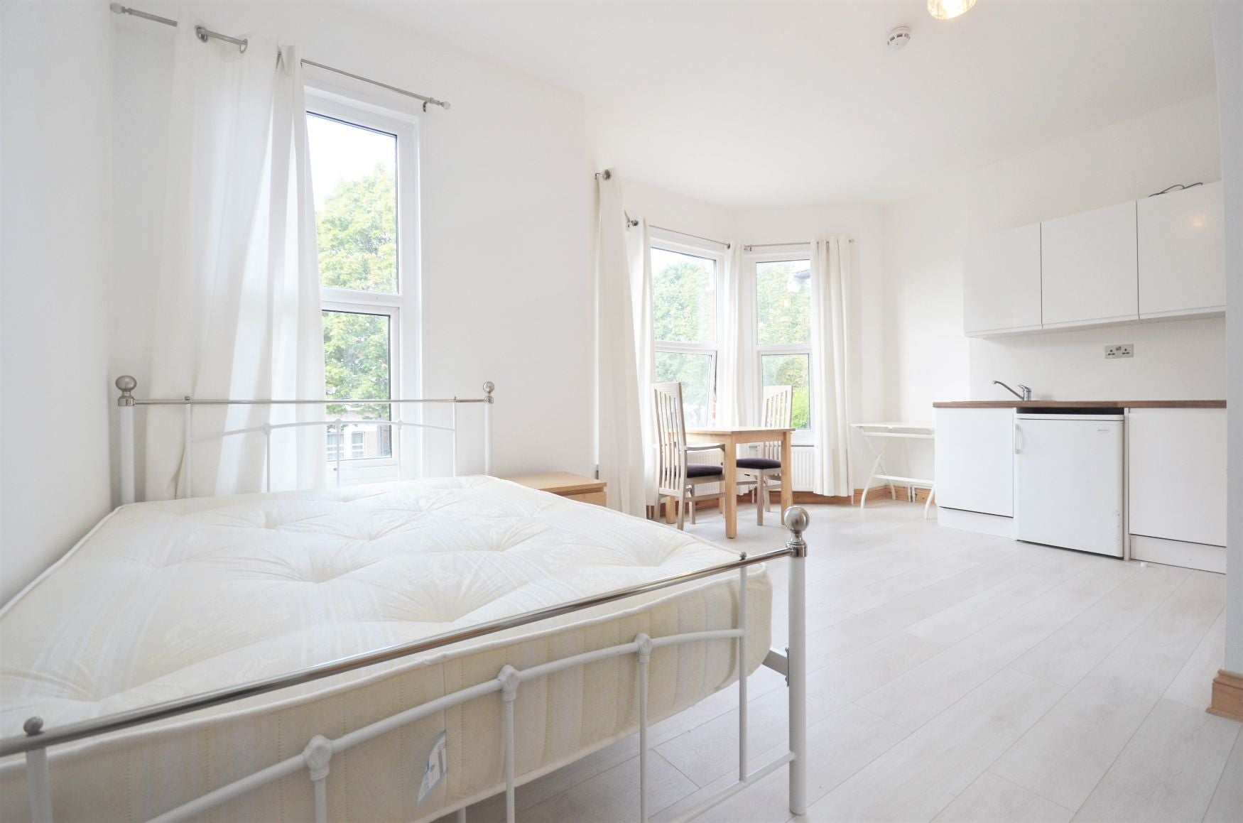Room Chatsworth Gardens in Greater London