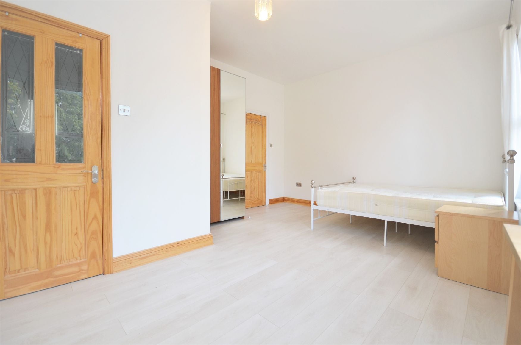 Room Chatsworth Gardens in Greater London