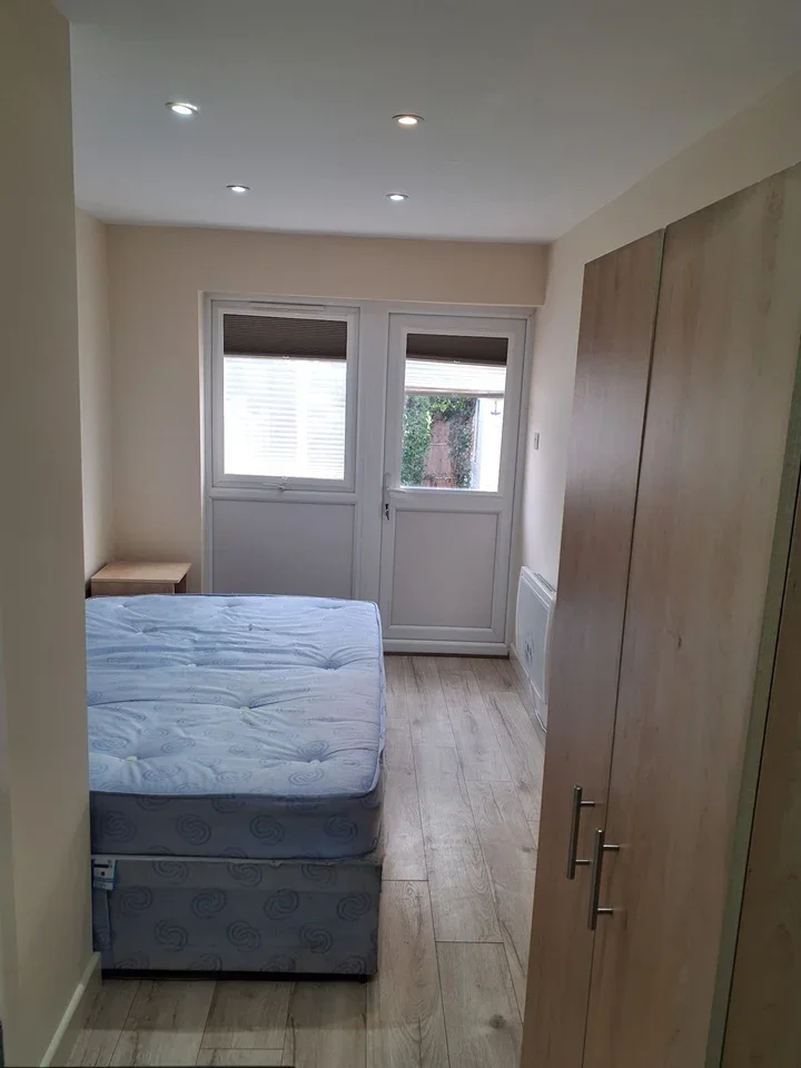 Flat Queens Gardens in Greater London