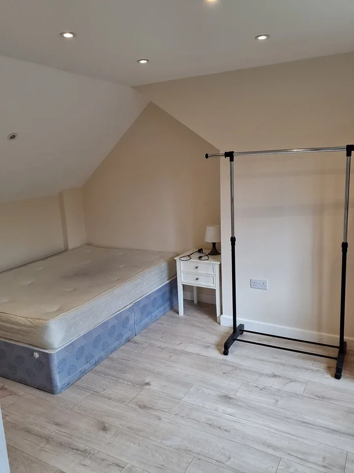 Flat Queens Gardens in Greater London