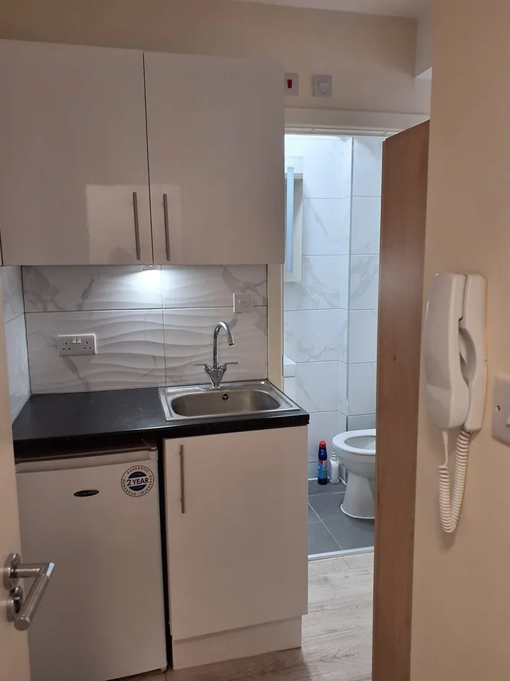 Flat Queens Gardens in Greater London