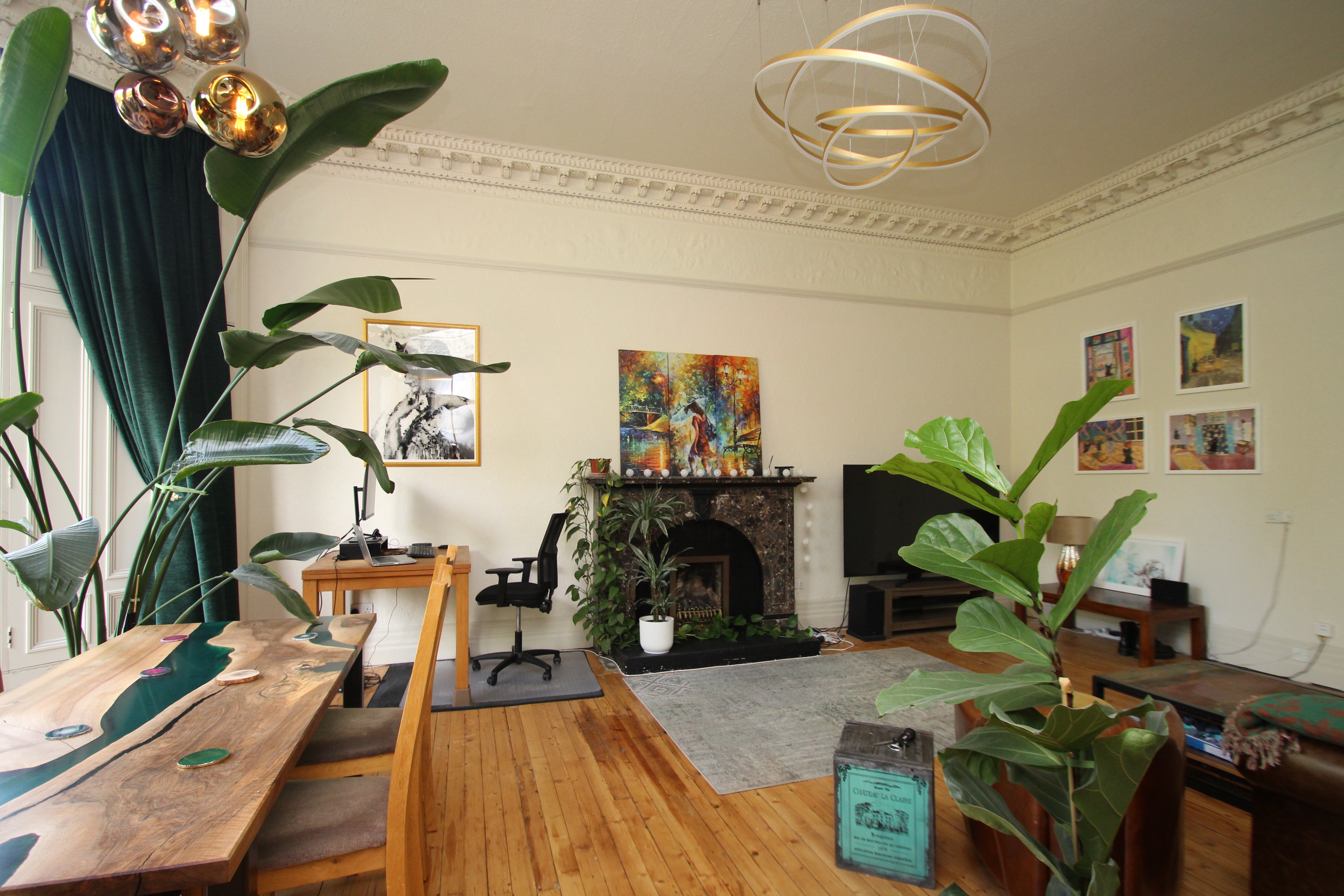 Flat Huntly Gardens in Glasgow