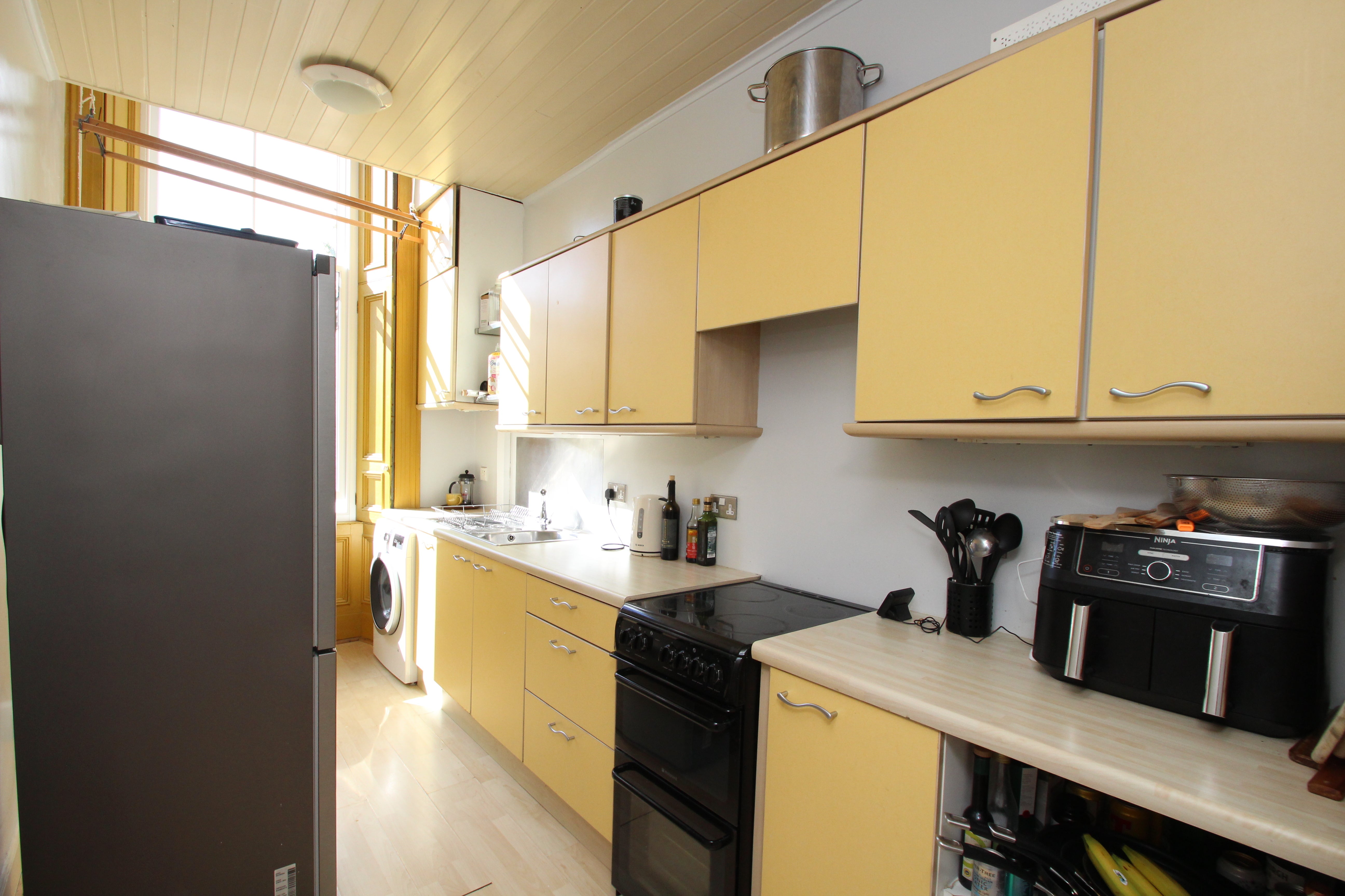 Flat Huntly Gardens in Glasgow